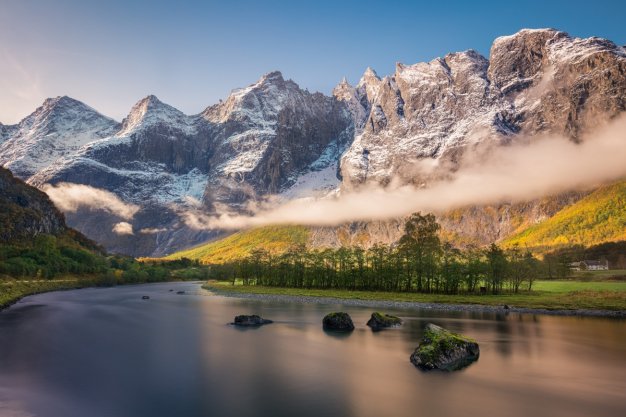 秋天 雪山 河流 树林 房子电脑壁纸