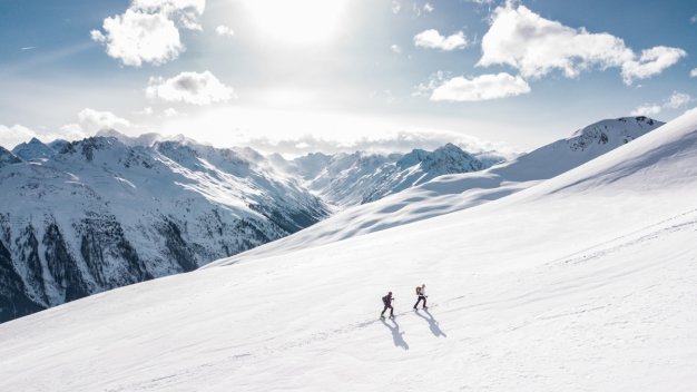 两个人在雪山上徒步旅行电脑壁纸