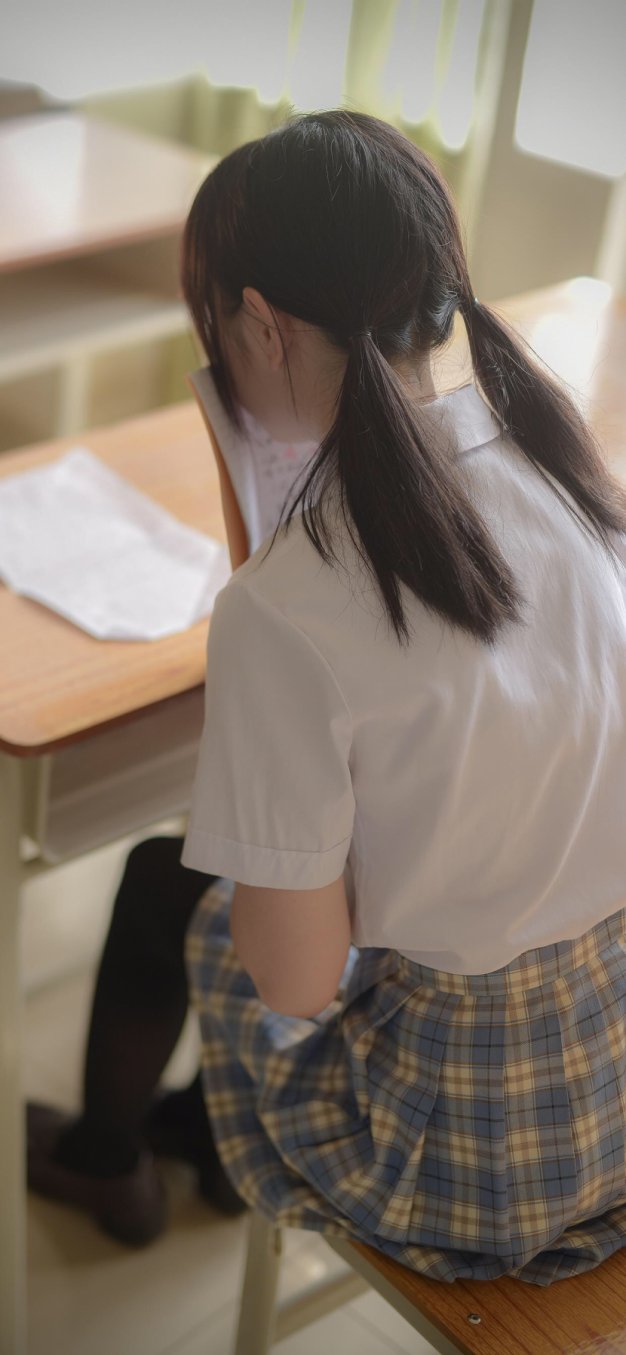 教室美女学生妹局部特写高清手机壁纸