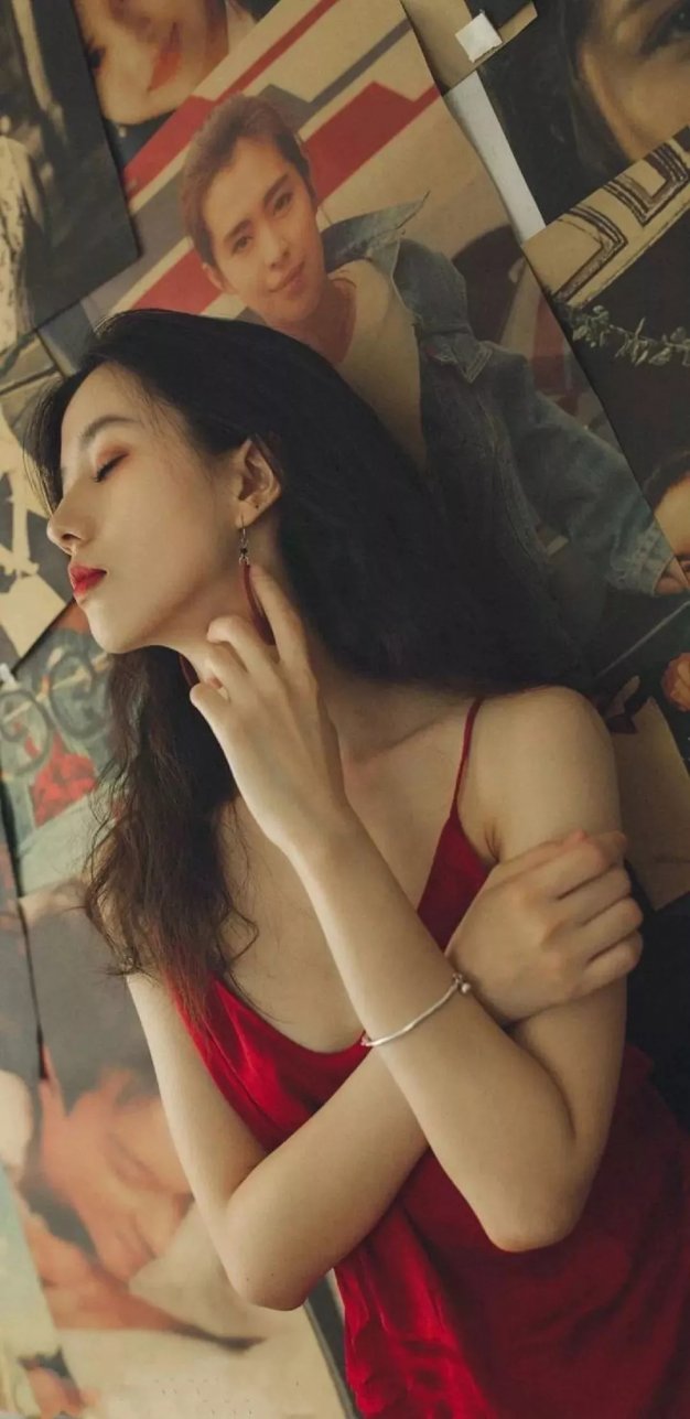 吊带红色女神，性感私房写真手机壁纸图片